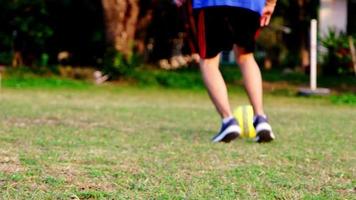 jogador de futebol treinando no campo de futebol. jovem jogador de futebol praticando no campo de futebol. video