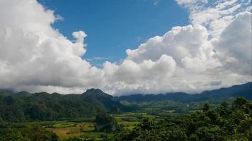 nuvens se movendo rapidamente sobre as montanhas em phu langka, tailândia