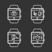 Conjunto de iconos de tiza de funciones de rastreador de fitness. capacidades de reloj inteligente de pulsera y servicios de bienestar. foto, redes sociales, notificaciones, alarma, buscar teléfono. ilustraciones de pizarra vector aislado