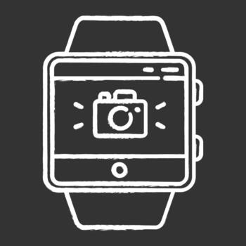 icono de tiza de función de pulsera de fitness de cámara. capacidad de reloj inteligente. características modernas de captura remota. sincronización con la cámara del teléfono inteligente para tomar fotos. ilustración de pizarra de vector aislado