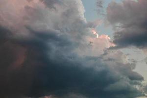 Escena del día del cielo nubes oscuras sobre campos de cereales con rayos foto