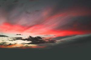 puesta de sol cielo hermoso panorama natural puesta de sol brillante cielo dramático foto