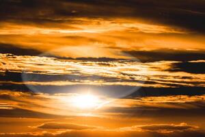 amarillo claro atardecer cielo hermoso panorama natural atardecer brillante cielo dramático foto