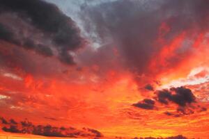 puesta de sol cielo hermoso panorama natural puesta de sol brillante cielo dramático foto