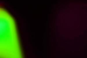 luz futurista brillante de neón verde claro abstracto con brillo en el patrón oscuro. foto
