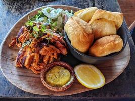 pan con carne y salsa foto