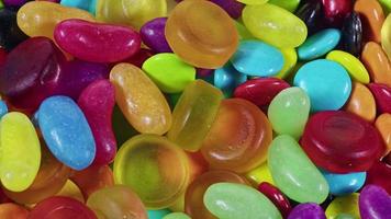 Coloridos dulces coloridos de cerca video