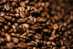 Granos de café en grandes cantidades con desenfoque de movimiento.