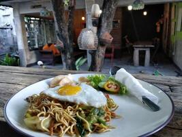 Fideos fritos con huevos de ojo de res con desenfoque de movimiento foto