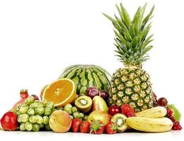 piña, sandía, naranja, uva y bayas fondo creativo frutas tropicales frescas coloridas saludables foto