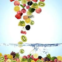 Fruta creativa y fondo de agua frutas tropicales frescas coloridas saludables foto