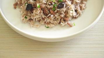 stekt ris med kinesiska oliver och fläskfärs - asiatisk matstil video