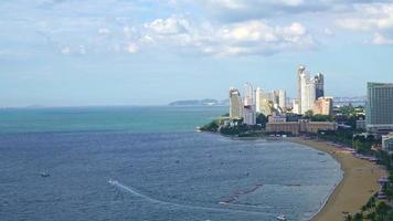 pattaya chonburi thailandia - 8 nov 2021 - il bellissimo paesaggio e lo skyline della città di pattaya è una destinazione popolare in thailandia. video