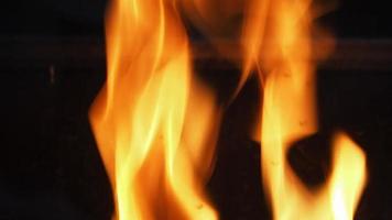 verschwommenes Videomaterial von Feuer. abstrakte brennende Flamme und schwarzer Hintergrund.