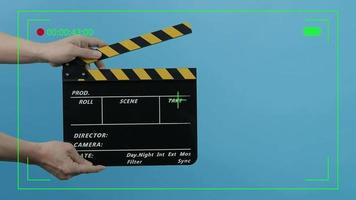 lista di film del regista. la troupe cinematografica tiene e applaude l'ardesia del film nella registrazione video. video