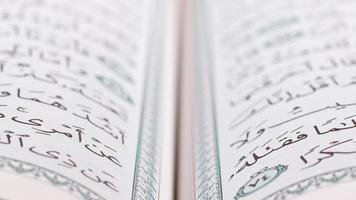 pagina's uit de koran, het heilige boek van de islam video