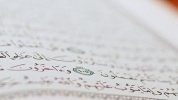 pagina's uit de koran, het heilige boek van de islam video