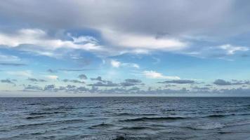 las olas del mar se encrespan en forma de arco y rompen en la orilla video