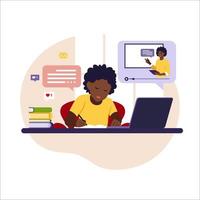 niño africano sentado detrás de su escritorio estudiando en línea usando su computadora. ilustración con mesa de trabajo, computadora portátil, libros. vector plano.