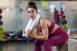 mujer descansando después de ejercicios en el gimnasio foto