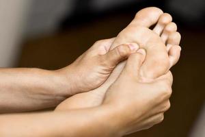 Masaje médico al pie en un centro de fisioterapia.