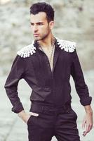hombre atractivo, modelo de moda, vestido con ropa española foto