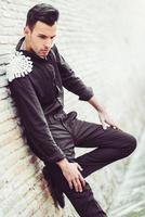 hombre atractivo, modelo de moda, vestido con ropa española foto