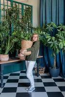 mujer joven cuidando las plantas en casa