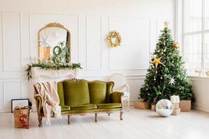 hermosa y acogedora sala de estar decorada para navidad