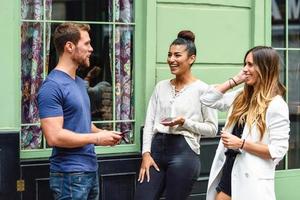 tres personas multiétnicas amigos riendo al aire libre