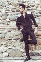 hombre atractivo, modelo de moda, vestido con ropa española foto