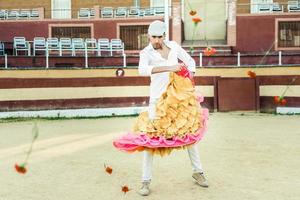 hombre, modelo de moda, vistiendo ropa española en una plaza de toros foto