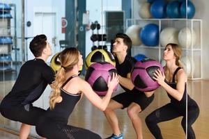 hombre y mujer levantando en el gimnasio. foto