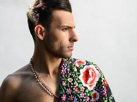 hombre atractivo, modelo de moda, vestido con ropa española foto