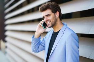 hombre hablando con su teléfono inteligente con una expresión feliz foto