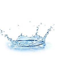 salpicaduras de agua transparente azul realista hermosa agua limpia azul sobre blanco.