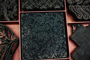 la forma y apariencia de la tapa inclinada, una herramienta utilizada para el proceso de fabricación de batik original, foto