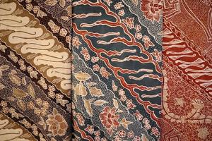 mirada cercana de las telas populares en indonesia llamadas batik, esto está hecho de colores naturales foto