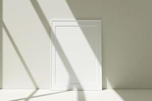 maqueta de marcos de fotos blancos verticales en el piso apoyado contra la pared de la habitación con sombra