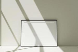 maqueta de marcos de fotos negros horizontales en el piso apoyado contra la pared de la habitación con sombra