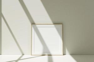 maqueta de marcos de fotos de madera cuadrados en el piso apoyado contra la pared de la habitación con sombra