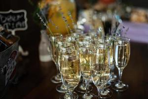 copas de boda para vino de cristal transparente foto