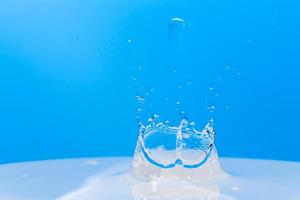 Superficie de patrón de salpicadura de línea de onda de agua azul y agua transparente en azul. foto