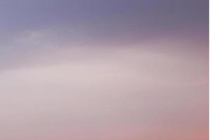 hermoso cielo al atardecer nube colorido cielo crepuscular en la playa foto