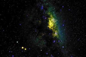Luz amarilla espectacular panorama nocturno de galaxias desde el espacio del universo lunar en el cielo nocturno foto