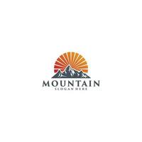 plantilla de logotipo de montaña en fondo blanco