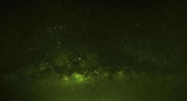 Verde dramático panorama nocturno de la galaxia desde el espacio del universo lunar en el cielo nocturno