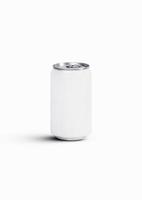 diseño de maqueta de aluminio de lata en blanco para la promoción y marca de bebidas. diseño de envases de bebidas en realista aislado sobre fondo blanco. foto