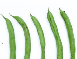 judías verdes aisladas sobre fondo blanco. frijoles largos frescos para una cocción versátil. una verdura verde que puede ser una cocina sabrosa después de cocida. foto