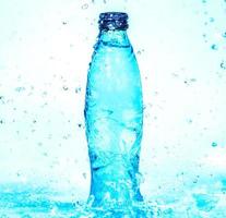 Superficie de onda de agua transparente azul claro con burbuja de salpicadura en agua de botella. foto